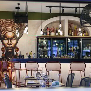 Το ζιράφ wine bar μόλις άνοιξε στα Εξάρχεια με εκλεπτυσμένο μενού και afro αισθητική