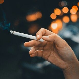 Ισπανία: Η κυβέρνηση προχωρά σε αυστηρότερα μέτρα για το κάπνισμα ανηλίκων, με πρόστιμα σε γονείς 
