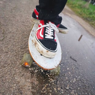 Πλανήτης sneakers: Οι τάσεις που «παίζουν» δυνατά φέτος 