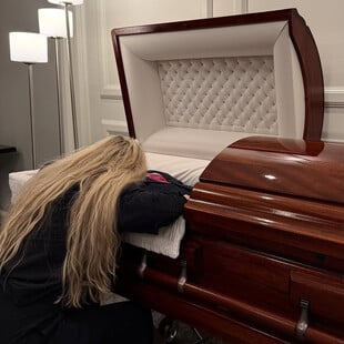 Τσάρλι Κερκ: «Δεν θα ξεχάσετε τον σύζυγό μου» - Η πρώτη ανάρτηση της χήρας του μετά τη δολοφονία του