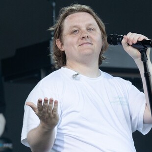 Ο Λιούις Καπάλντι επιστρέφει στις μεγάλες σκηνές μετά τη μάχη με το σύνδρομο Τουρέτ