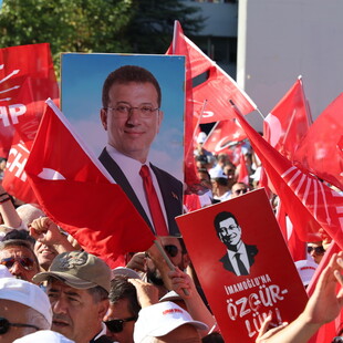 «Ερντογάν παραιτήσου»: Εντυπωσιακή διαδήλωση του CHP στην Άγκυρα εν μέσω του πογκρόμ κατά των κεμαλικών