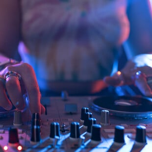 Ο Σεπτέμβρης στο Bolivar είναι γεμάτος ρυθμό: Novah I Xenia I B2 & The Dancemasters w/ Michael Tsaousopoulos