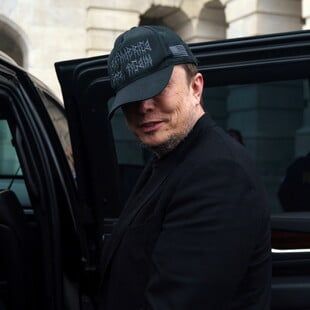 Ο Έλον Μασκ αγόρασε μετοχές της Tesla αξίας 1 δισ. δολαρίων - Μπορεί να γίνει ο πρώτος τρισεκατομμυριούχος;