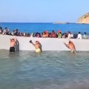 Γαύδος: Τι συνέβη τελικά με τη βάρκα με μετανάστες που έφτασε στην παραλία Σαρακήνικο - Η μαρτυρία λουόμενου