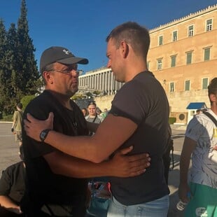 Τέμπη: Συνάντηση Κασσελάκη με τον πατέρα του 22χρονου Ντένις Ρούτσι στο Σύνταγμα