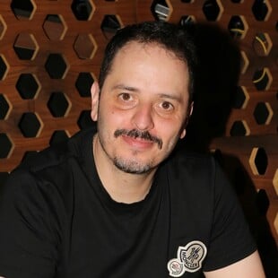 Ο Αλέξανδρος Τσουβέλας απαντά στη «μήνυση από ιερείς» που προσβλήθηκαν από μέρος παράστασής του