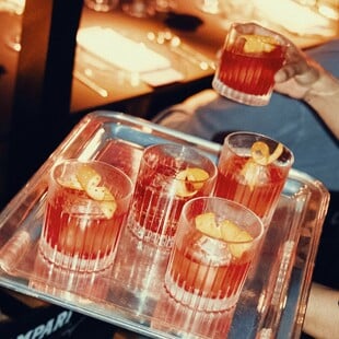 Τhe Campari Hotel: Μια ατμοσφαιρική νύχτα στην καρδιά της πόλης για την έναρξη του Negroni Week