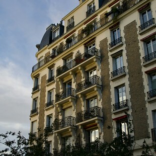 Στεγαστική κρίση: Η δήμαρχος Παρισιού δεσμεύεται για 40% κοινωνικές κατοικίες έως το 2035