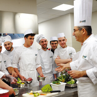 LE MONDE: Παραμένει κορυφαία εκπαίδευση στον χώρο της γαστρονομίας