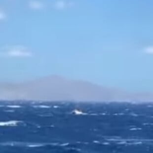 Ιστιοφόρο έπλεε ακυβέρνητο ανοιχτά της Κύθνου - Βίντεο από το περιστατικό