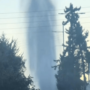 Κερατσίνι: Έσπασε αγωγός της ΕΥΔΑΠ και προκάλεσε πίδακα νερού δεκάδων μέτρων 