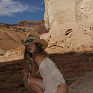 Σίντνεϊ Σουίνι: Λαμπερή με χρυσό μπικίνι για τα 28α γενέθλιά της – Στιγμές από την έρημο στη Γιούτα