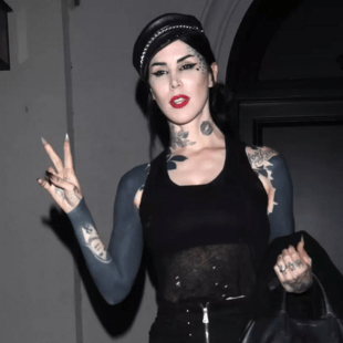 Η Kat Von D δείχνει τη ριζική μεταμόρφωσή της με black-out tattoo που καλύπτει το 80% του σώματός της