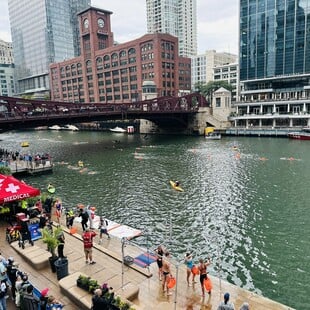 Σικάγο: Εκατοντάδες κολύμπησαν για πρώτη φορά μετά από έναν αιώνα στον ποταμό της πόλης