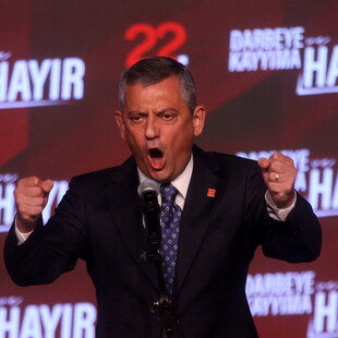 «Δεν θα σιωπήσουμε»: Ο Οζγκιούρ Οζέλ επανεξελέγη πρόεδρος του CHP και προκαλεί την κυβέρνηση Ερντογάν