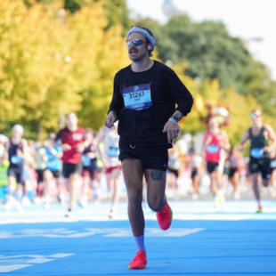 Ο Χάρι Στάιλς τερμάτισε τον Μαραθώνιο του Βερολίνου σε λιγότερο από τρεις ώρες