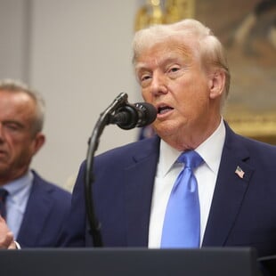 Ο Τραμπ ξαναζωντανεύει τον μύθο: Συνδέει τον αυτισμό με εμβόλια και Tylenol, κόντρα στην επιστήμη