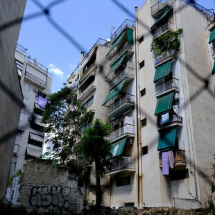 Eurostat: Οι Έλληνες φεύγουν τελευταίοι από το πατρικό και πληρώνουν τα περισσότερα για στέγη