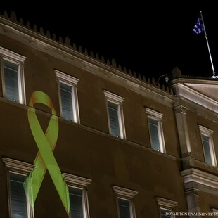 H χρυσή κορδέλα «φώτισε» τη Βουλή για τα παιδιά που δίνουν γενναία μάχη με τον καρκίνο