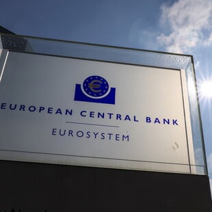 H ΕΚΤ συμβουλεύει τον κόσμο: «Κρατήστε μετρητά στο σπίτι»