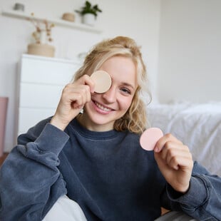 Ακμή ενηλίκων: Η ρουτίνα περιποίησης που χρειάζεστε για καθαρό και λαμπερό πρόσωπο