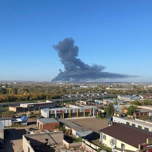 Ουκρανικά drones έπληξαν διυλιστήριο της Gazprom - Εικόνες με τεράστια σύννεφα καπνού