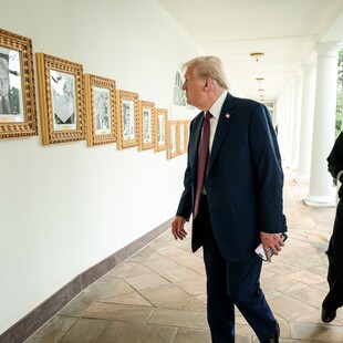 O Τραμπ έφτιαξε μια «προεδρική Λεωφορό της Δόξας» με το «πορτρέτο» του Μπάιντεν να ξεχωρίζει 