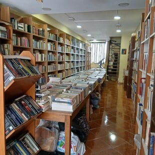 Κίνδυνος για 110.000 τόμους: Έκκληση από το «Παλαιοβιβλιοπωλείο των Αστέγων» μετά την έξωση