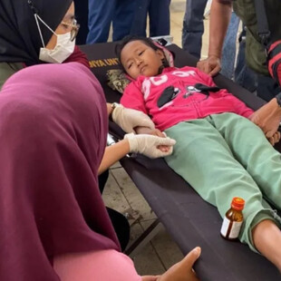 Ινδονησία: Πάνω από 1.000 μαθητές με τροφική δηλητηρίαση μετά από τα δωρεάν σχολικά γεύματα