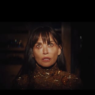 Ντέμι Μουρ: Η εμβληματική εμφάνιση ως Barbara Gucci στην ταινία του οίκου για την Εβδομάδα Μόδας του Μιλάνου