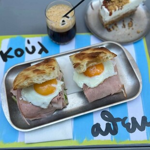 Κούλ Άθενς: Πίνουμε καφέ σε έναν νέο χώρο με ποπ άποψη χρωματιστή ατμόσφαιρα