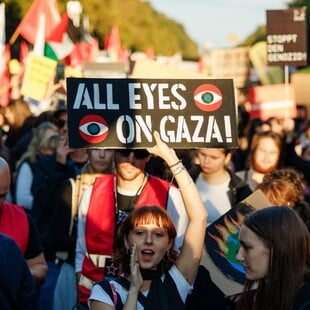 Βερολίνο: Δεκάδες χιλιάδες στους δρόμους σε διαδήλωση αλληλεγγύης με τη Γάζα