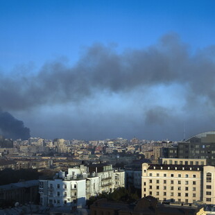 «Μία από τις μεγαλύτερες επιθέσεις»: Τέσσερις νεκροί από ρωσικό βομβαρδισμό στο Κίεβο