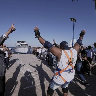 Με τα δόντια του έσυρε καράβι 700 τόνων – Ο άνθρωπος που «προκαλεί» τον Γκίνες