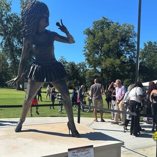 Στο Τενεσί αποκαλύφθηκε άγαλμα της Τίνα Τέρνερ, της «Βασίλισσας του Rock ’n’ Roll»