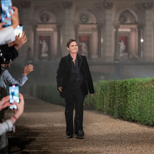 Η Μαρία Γκράτσια Κιούρι επιστρέφει στις «ρίζες» της και στον οίκο FENDI 