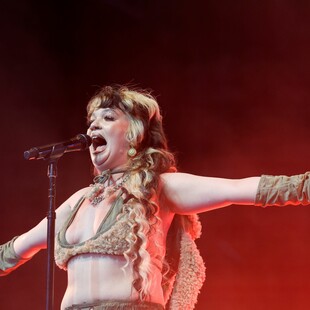 «Φεύγω για λίγο, ελπίζω να μου δώσετε μια δεύτερη ευκαιρία», γράφει η Lola Young μετά την κατάρρευσή της