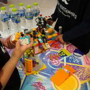 Η Ελληνικός Χρυσός επενδύει στη νέα γενιά: Σύγχρονα, ασφαλή σχολεία και υποτροφίες αριστείας για τους μαθητές του Δήμου Αριστοτέλη