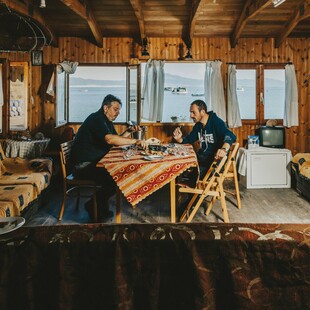 Γεύμα σε μια καλύβα μυδοκαλλιεργητών στη Χαλάστρα