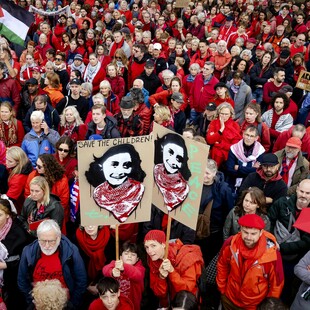 Κόκκινη λαοθάλασσα στους δρόμους του Άμστερνταμ: 250.000 πολίτες ζητούν να σταματήσει ο πόλεμος στη Γάζα