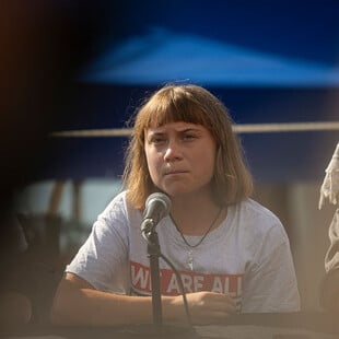 Γκρέτα Τούνμπεργκ: Την έσυραν από τα μαλλιά και την έβαλαν να φιλήσει τη σημαία του Ισραήλ