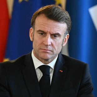 Τρία αδιέξοδα και η σκιά της αποχώρησης: Η Le Monde για το δυσοίωνο πολιτικό μέλλον του Μακρόν