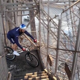 Aurelien Fontenoy: Ο Γάλλος ποδηλάτης που «κατέκτησε» τον Πύργο του Άιφελ