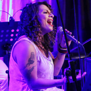 Πένυ Σκάρου: «Βιάστηκα πριν από τρία χρόνια από έναν άνθρωπο 70 χρονών και έμεινα έγκυος»