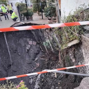 Αιτωλοακαρνανία: Άνοιξε η γη δίπλα στα σπίτια - Τεράστια καθίζηση τους εδάφους μέσα σε χωριό