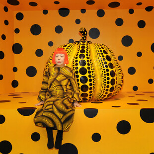 Η Yayoi Kusama ζωγραφίζει μέσα στην ψυχιατρική κλινική όπου ζει εθελοντικά από το 1977