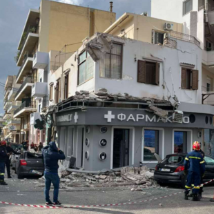 Λαύριο: Η στιγμή της κατάρρευσης μπαλκονιού - Μία τραυματίας