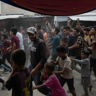 Παλαιστίνιοι και Ισραηλινοί πανηγυρίζουν τη συμφωνία για κατάπαυση του πυρός στη Γάζα