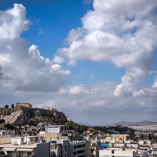 Καιρός σήμερα: Ανεβαίνει η θερμοκρασία και μειώνονται οι βροχές